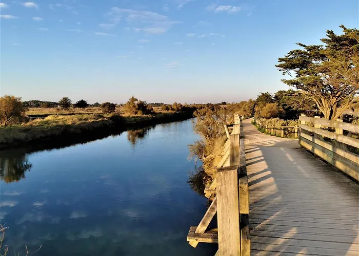 Le Foch - Face Avec Garage 莱萨布勒-多洛讷